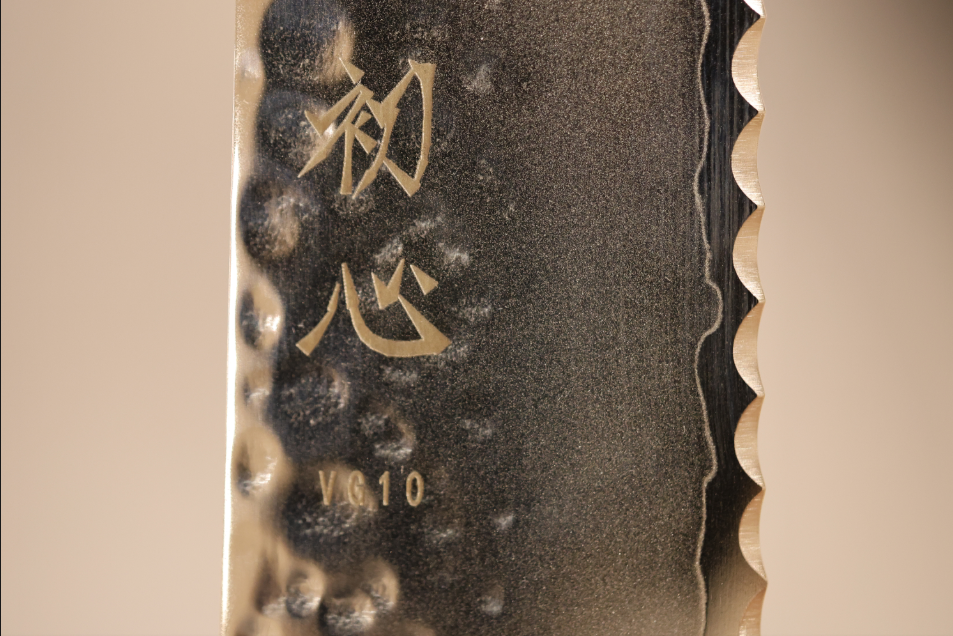 初心VG10三層鋼槌目パン切り210mm/初心VG10三层槌目面包刀210mm/HATSUKOKOROHAMONO Japanese bread knife VG10 3-Layer Hammered 210mm