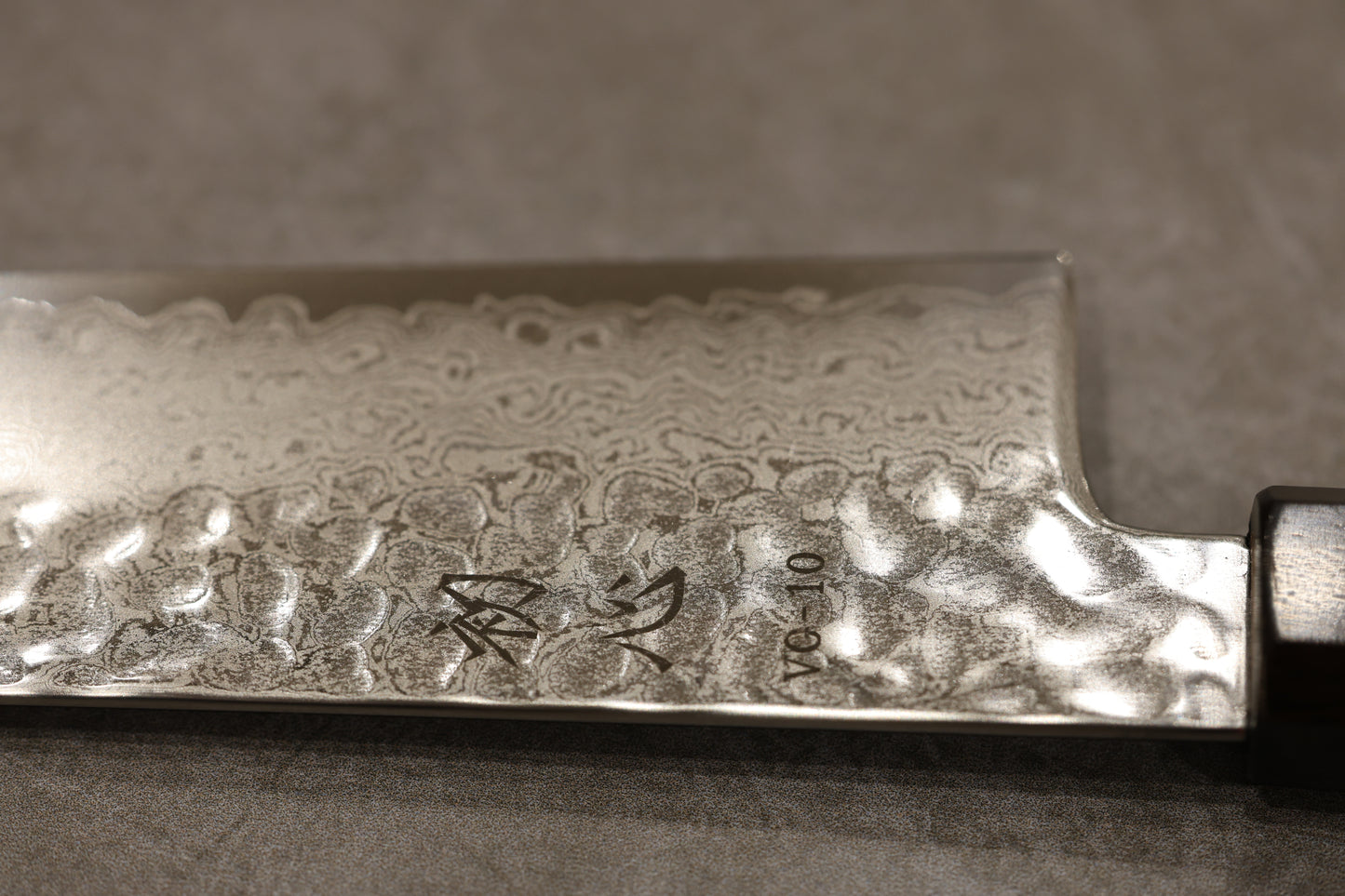 初心VG10ダマスカス槌目牛刀210mm/初心VG10大马士革花纹槌目牛刀210mm/HATSUKOKOROHAMONO Japanese Gyuto knife VG10 Damascus 210mm